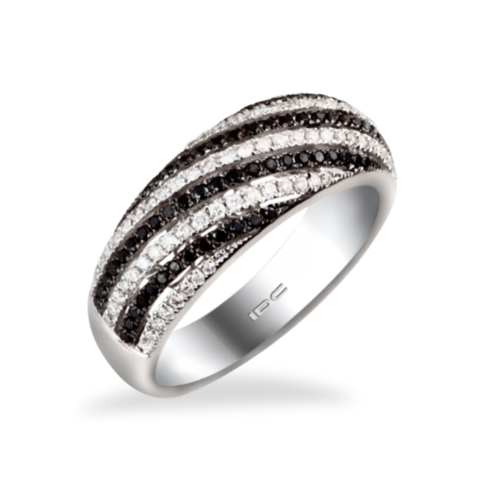 טבעת זהב לבן משובצת יהלומים לבנים ושחורים בדוגמת פסים